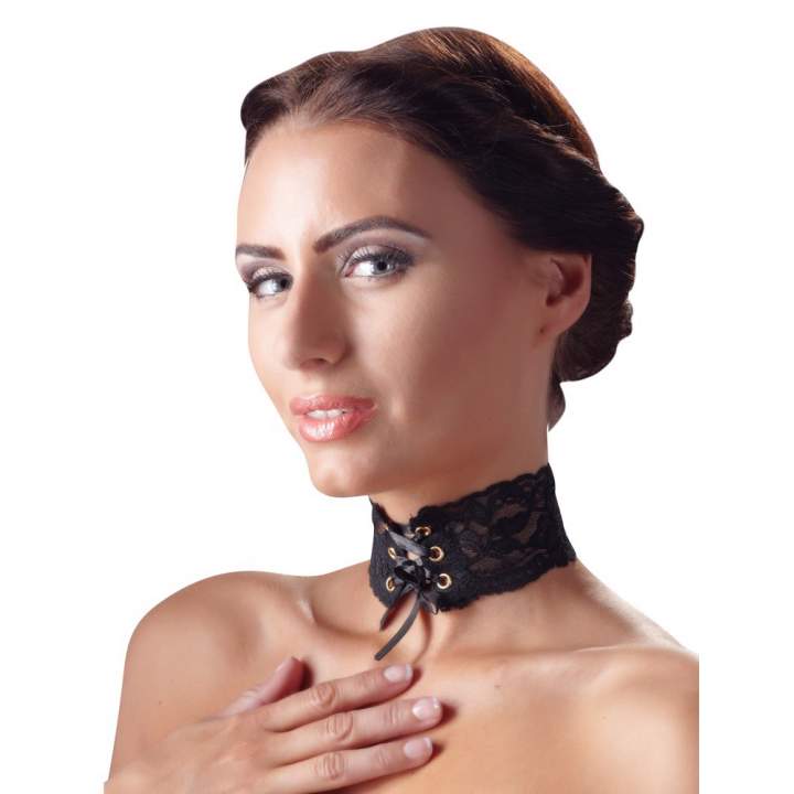 Koronkowy choker z satynową wstążką do sznurowania