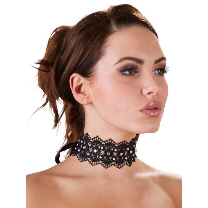 Czarny haftowany choker z perełkami i cyrkoniami