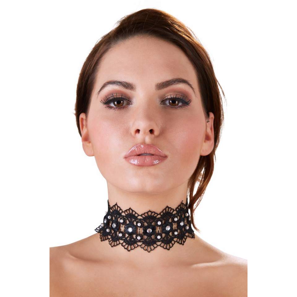 Czarny haftowany choker z perełkami i cyrkoniami