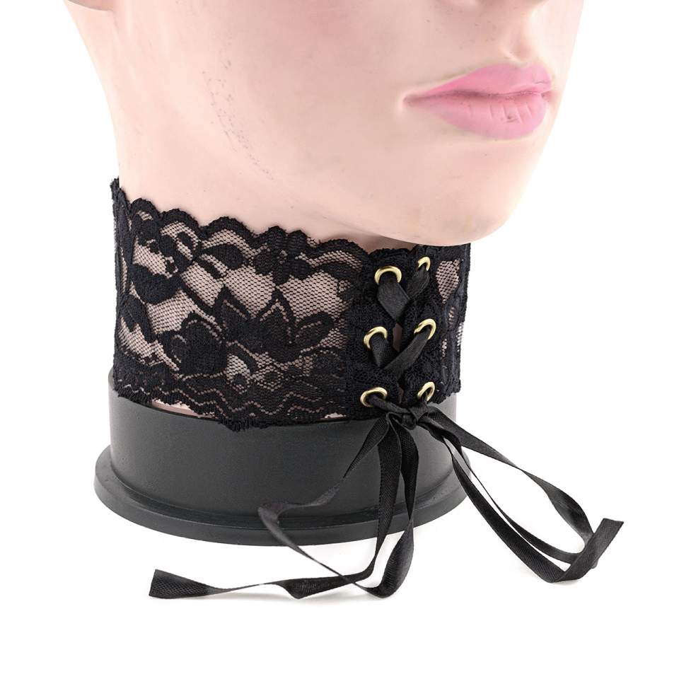 Koronkowy choker z satynową wstążką do sznurowania