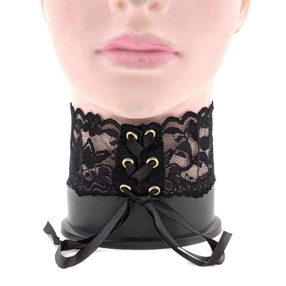 Koronkowy choker z satynową wstążką do sznurowania